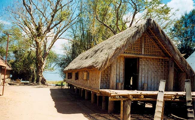 lak lake vietnam stilt house